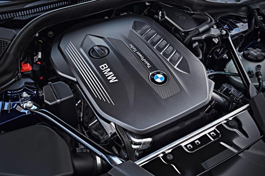 Моторный отсек BMW 530d xDrive Touring M Sport 2017 года  (WW) (фото 64 из 78)